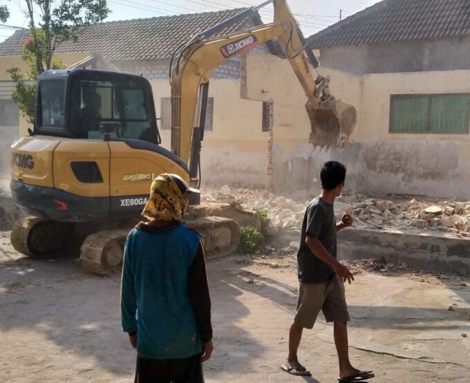 Perobohan Gedung Kelas Lama UPT SD Negeri Kradenan: Transformasi Tempat Parkir Sepeda Menjadi Ruang Belajar Baru